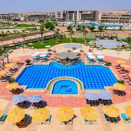 Tolip Gardens Hotel Il Il Cairo Esterno foto The swimming pool at the resort