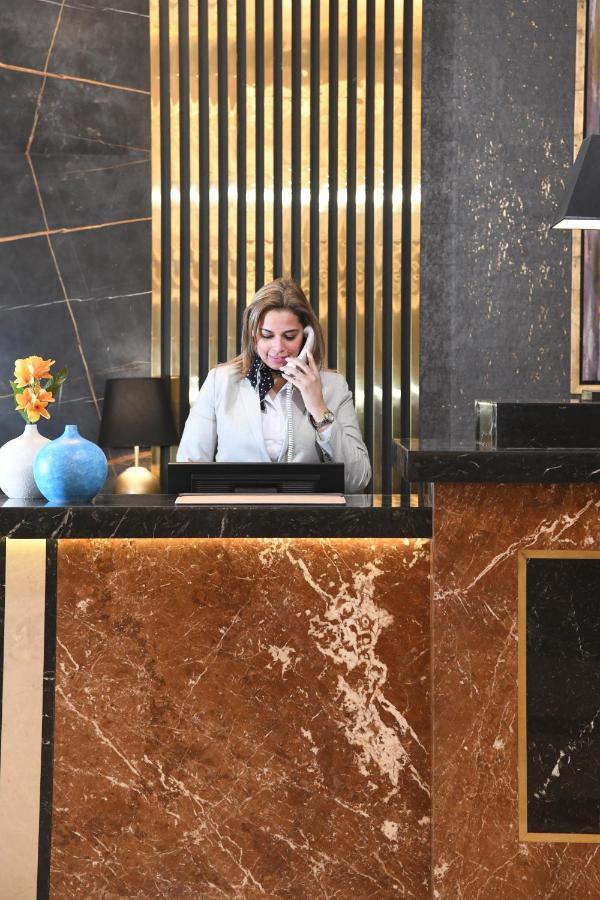 Tolip Gardens Hotel Il Il Cairo Esterno foto A hotel receptionist