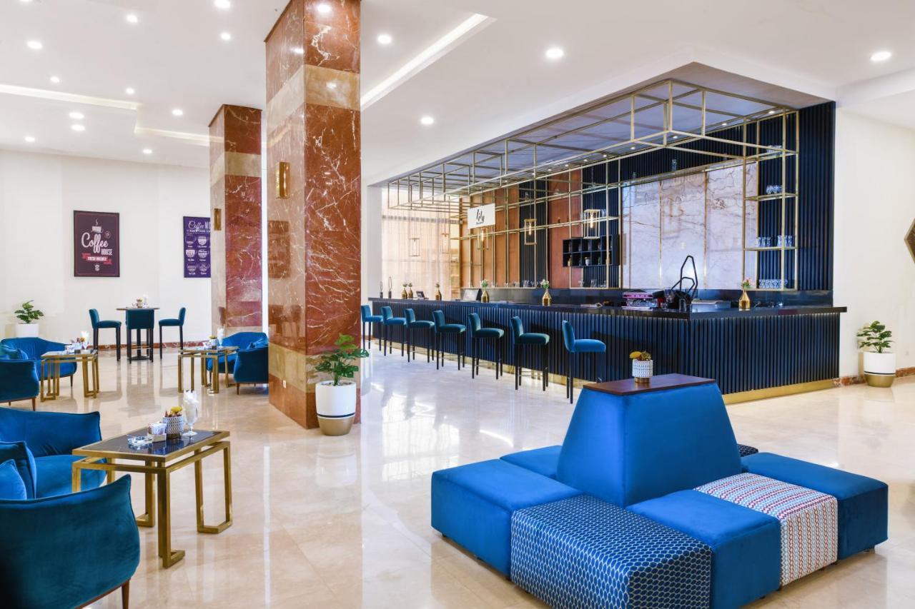 Tolip Gardens Hotel Il Il Cairo Esterno foto The bar at the hotel