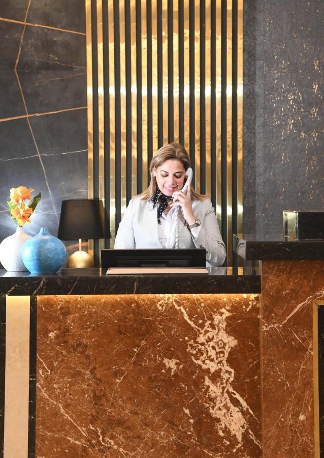 Tolip Gardens Hotel Il Il Cairo Esterno foto A hotel receptionist
